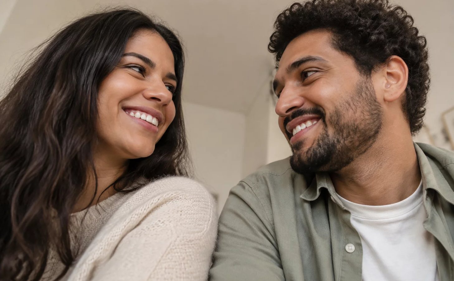 Duas pessoas frente a frente na mesa: uma sustenta a fala, a outra anota o que ouviu